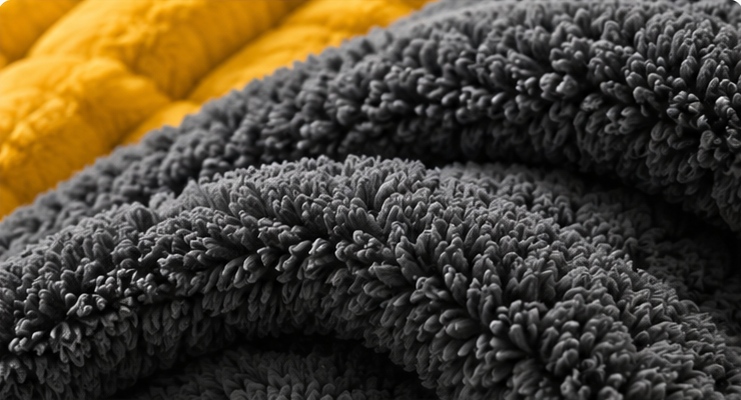 Macro van de dichte, donkergrijze fleece-achterkant van het NOTABLU dekbedovertrek
